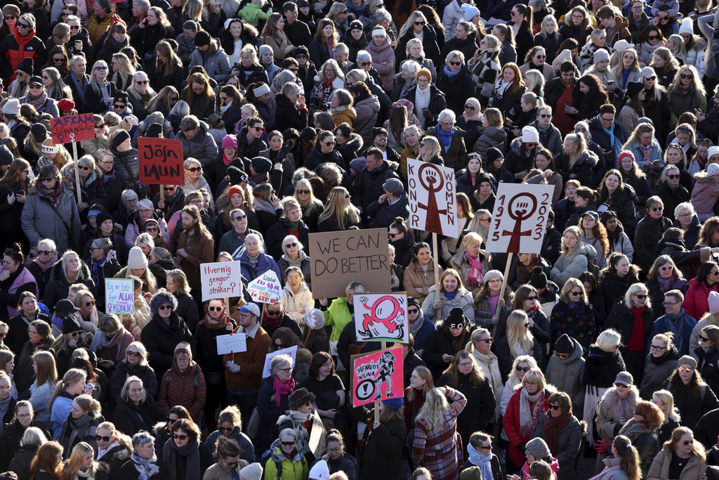 冰岛女性全国罢工争取女性工资平等。美联社