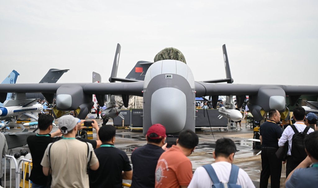「空中航母」九天無人機能搭載上百枚巡飛彈或200架至300架微型無人機。新華社
