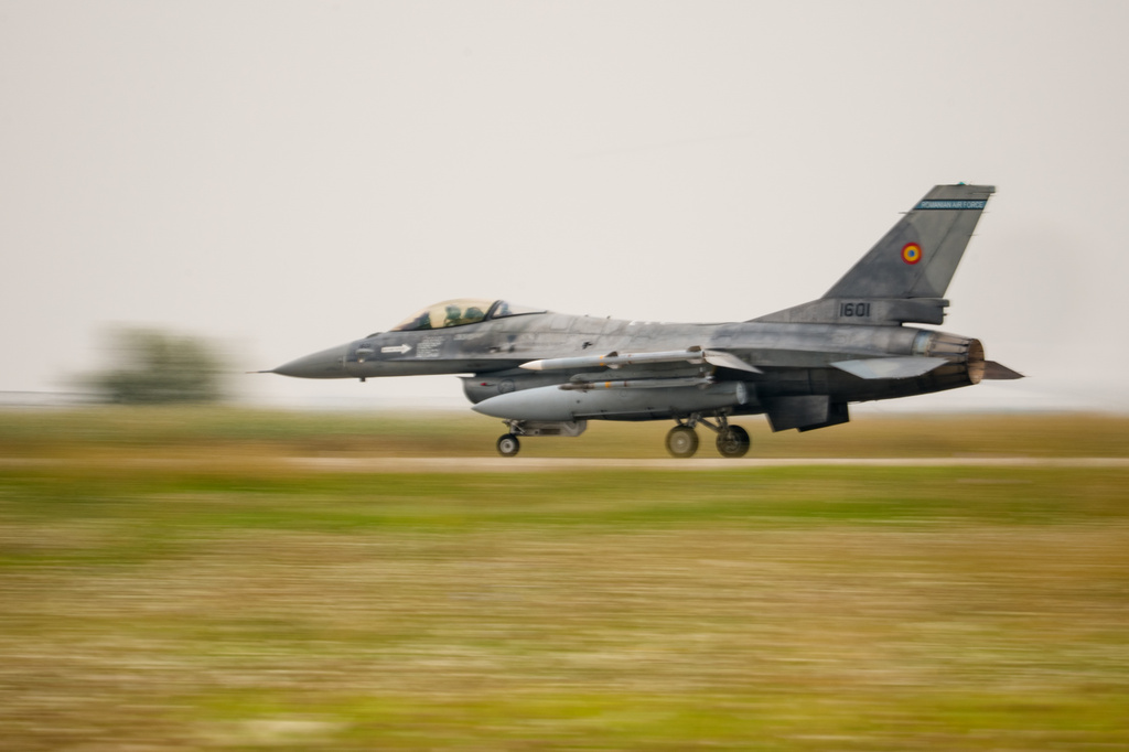 北美防空司令部派出F-16戰機攔截,並成功護送兩架飛機離開相關空域。美聯社 北美防空司令部派出F-16戰機攔截,並成功護送兩架飛機離開相關空域。美聯社