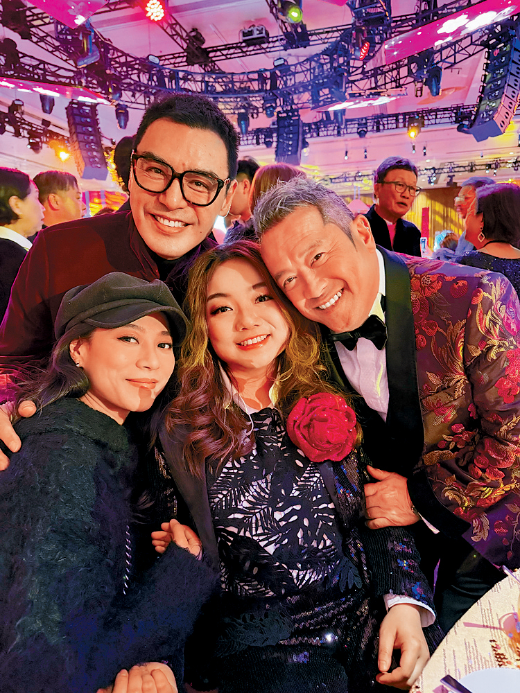 黃博（中）分享合照，除了有恩師曾志偉（右）外，更有鍾鎮濤等前輩。