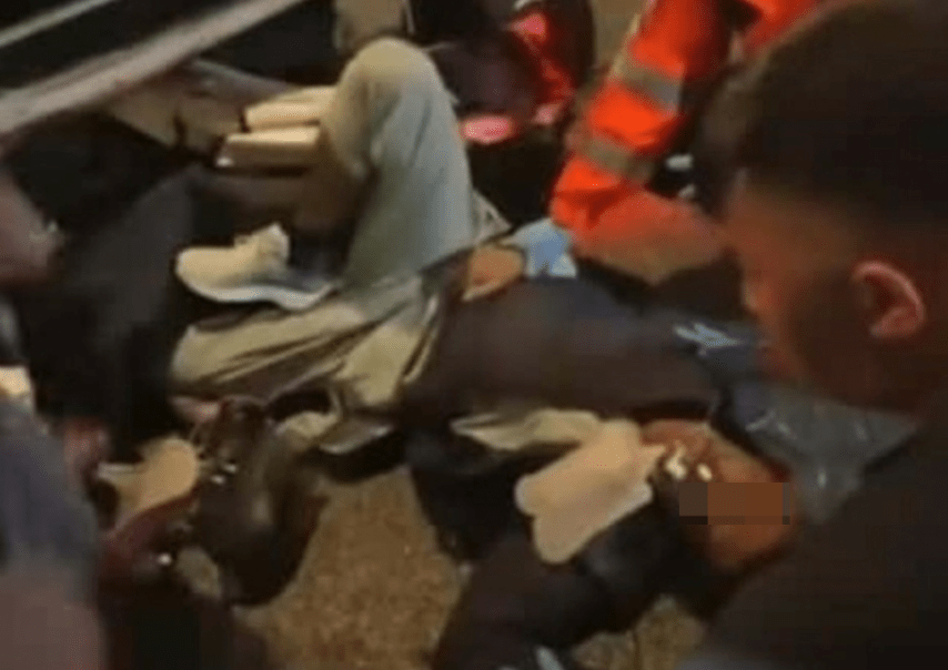 鐵騎士倒地受傷,現場一度遺下大量玻璃碎片及油漬。fb「屯門公路塞車關注組」 鐵騎士倒地受傷,現場一度遺下大量玻璃碎片及油漬。fb「屯門公路塞車關注組」