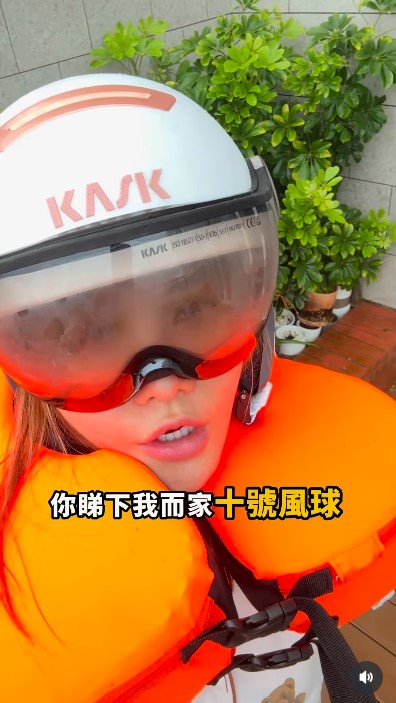 五索在颱風韋帕襲港期間，曾半山豪宅外直擊山頂風暴情況。