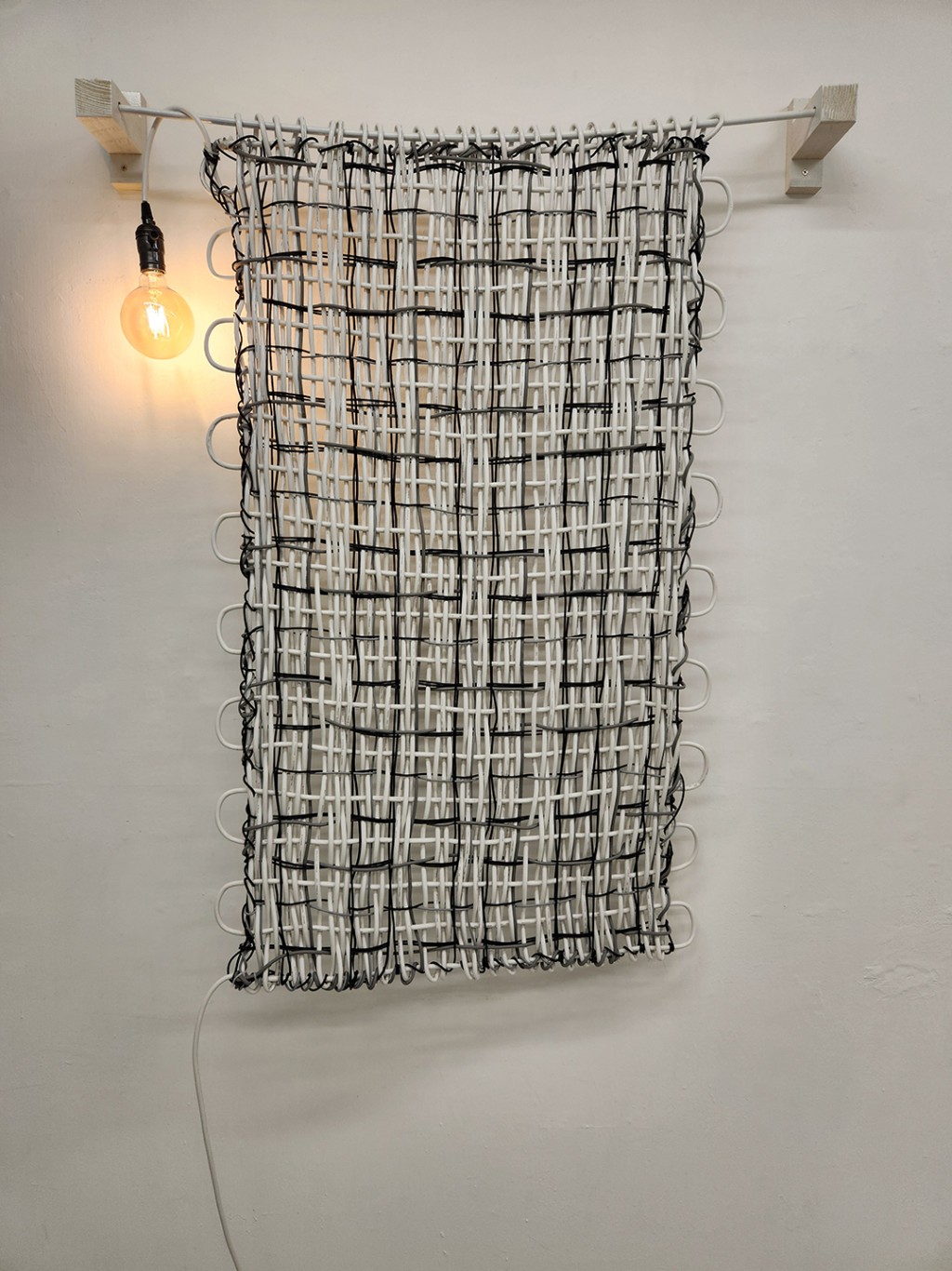 周芷瑤《交織》電線 、燈、插頭 116 × 70 厘米 2024 年