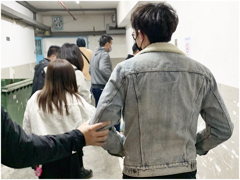行動中部分被捕男女。