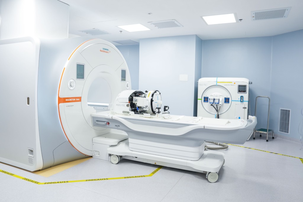 過去一年，「磁波刀」系統為23名「原發性震顫」患者提供治療。 屯門醫院供圖