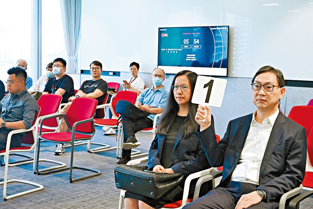 恒基黄浩明昨以底价63.1亿投得鲗鱼涌旧楼业权。