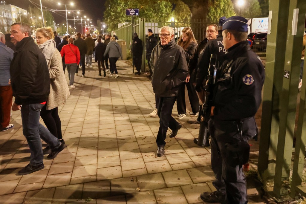 比利时警方加强球场外保安。路透社