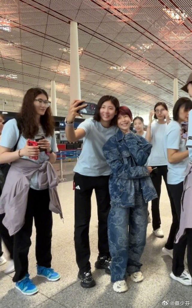 蔡少芬成功跟中國女排逐一合照，並稱自己是小迷妹。