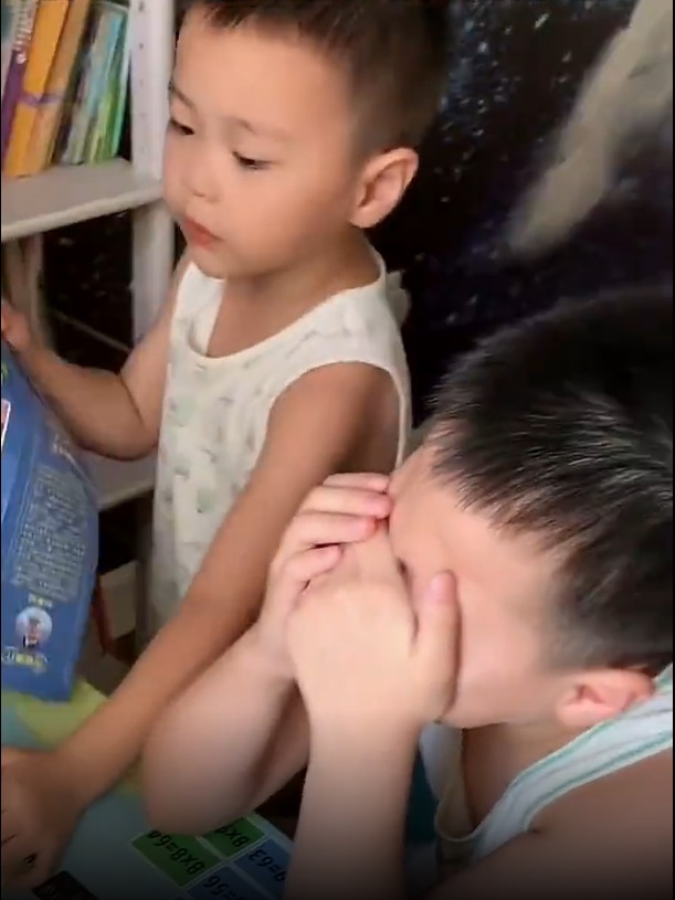 对于哥哥大哭，5岁的弟弟一脸懵懂。网上图片