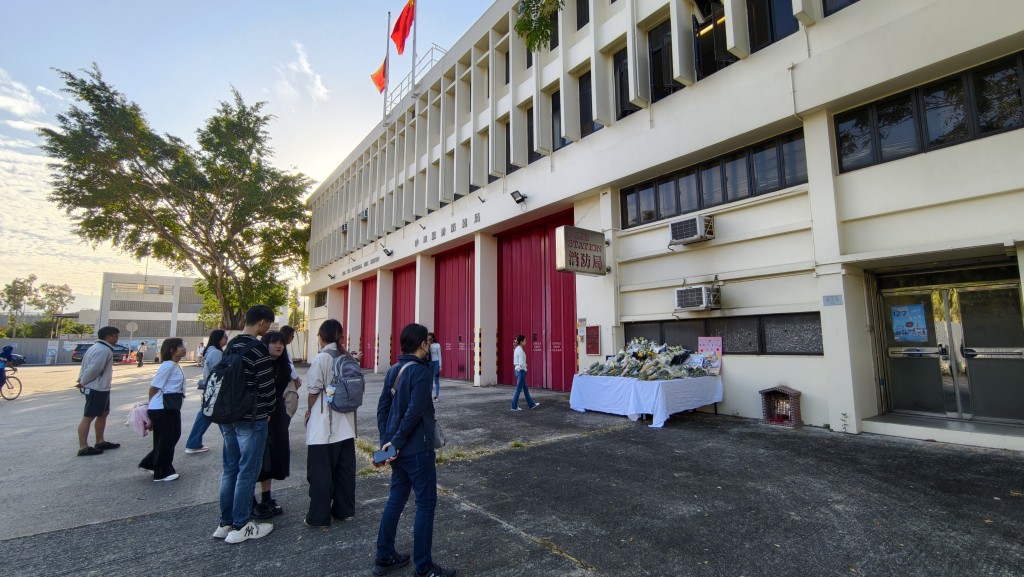 沙田消防局外放置心意桌,有市民到場鞠躬獻花致意,亦有人放下感謝卡。黃文威攝 沙田消防局外放置心意桌,有市民到場鞠躬獻花致意,亦有人放下感謝卡。黃文威攝