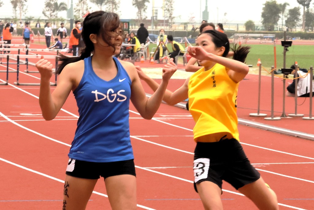 李汶澄（左）在女子C組100米欄破紀錄後興奮莫名。陸永鴻攝