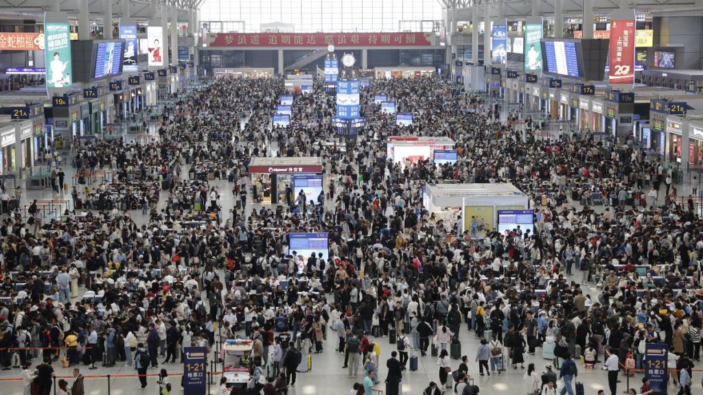 5月1日，旅客在鐵路上海虹橋站等待驗票上車。中新社