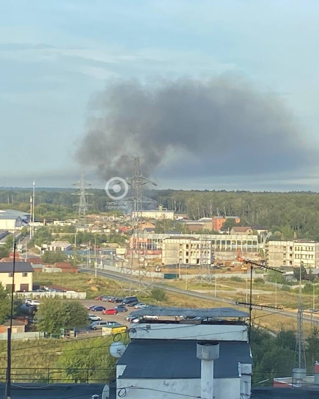 莫斯科以西奥金佐沃镇（Odintsovo）仓库发生火灾。 X@odi_city