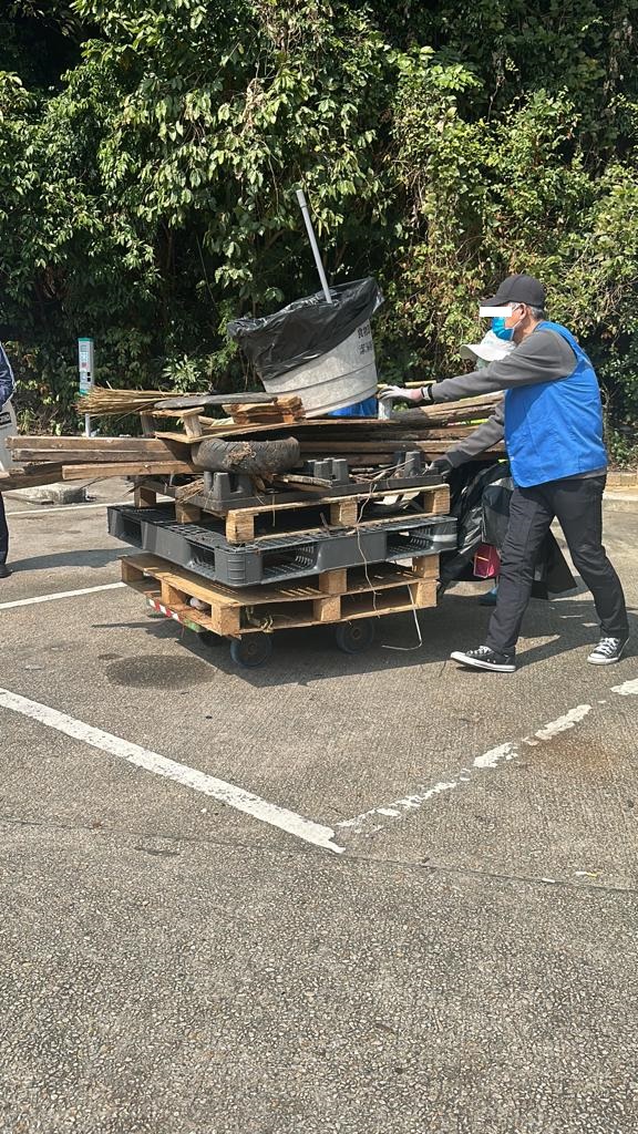 警方行動中，食環署人員共清理現場近30公斤用於霸佔泊車位的鐵架、卡板等雜物。(警方圖片)