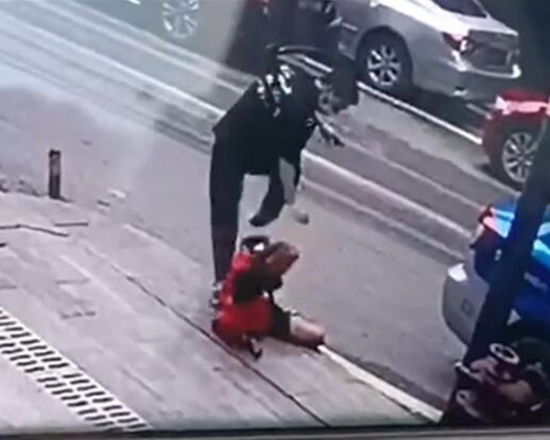 重慶一名的士司機因單車擦花車身，當街狂踢10歲男童，被行政拘留15日。