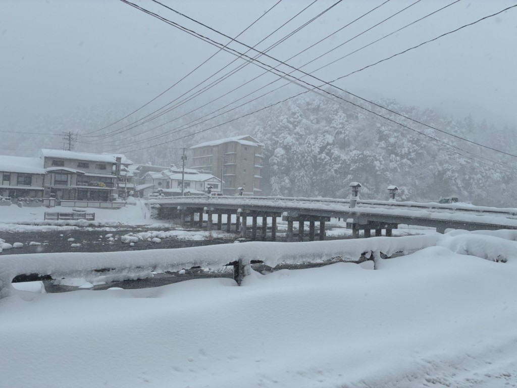 日本多地遭暴雪侵襲，交通大規模中斷。X@qoozaemon