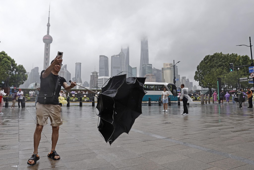 8月9日,受台風白海豚影響,上海普降大雨。 中新社 8月9日,受台風白海豚影響,上海普降大雨。 中新社