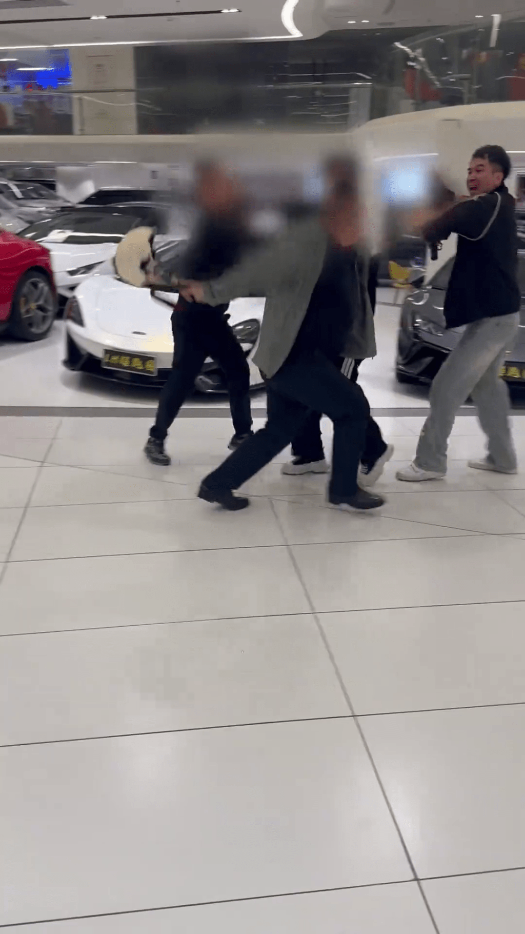 粉丝10万订金买法拉利疑被吞，维权网红介入被车行职员围殴。