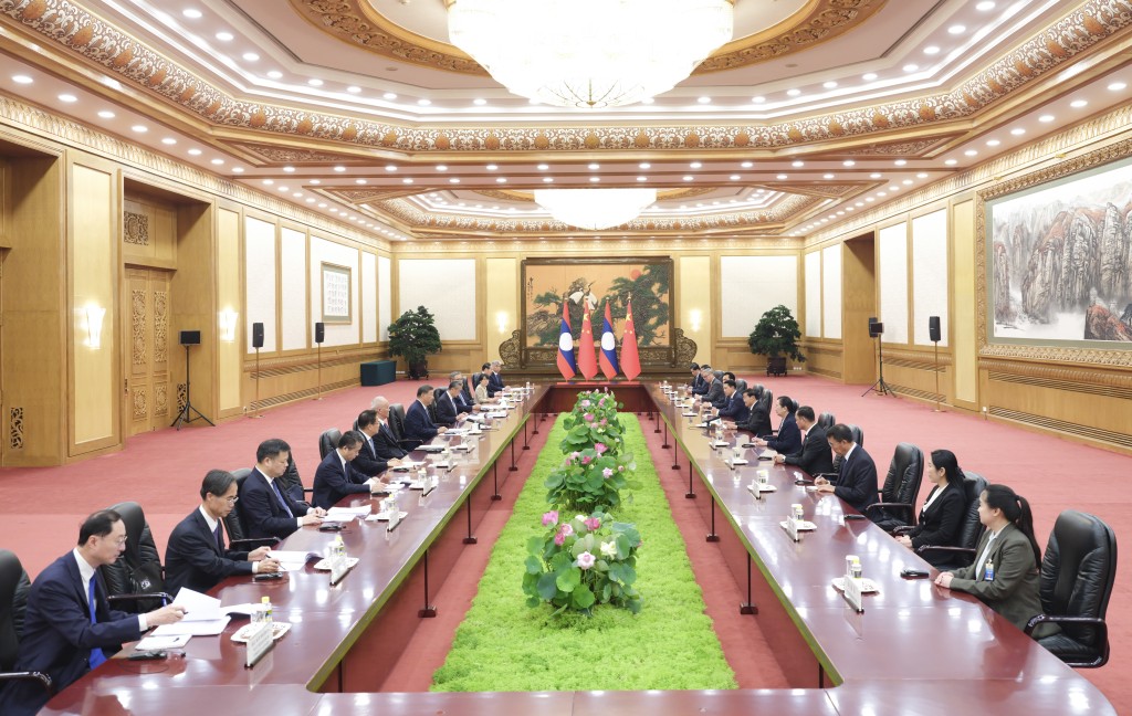 習近平會見老撾通倫時，陳洲坐在中方最右側，李明祥則坐在左二，位次轉居陳洲之上。新華社