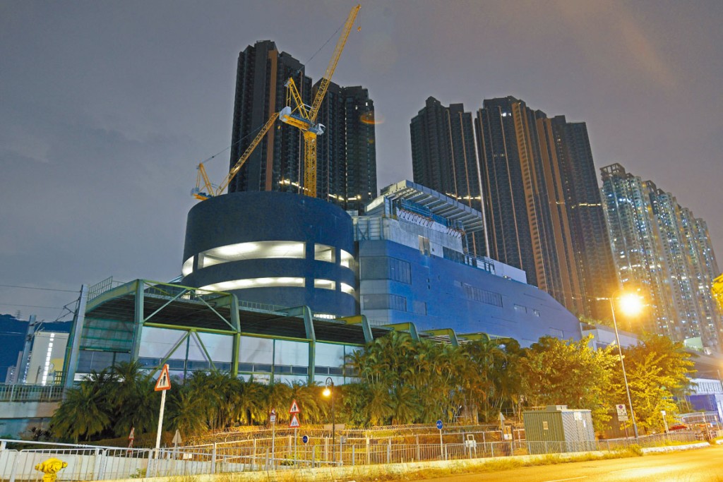 柏傲莊III兩幢住宅大廈重建中，鄧智輝表示「質量一定好」。