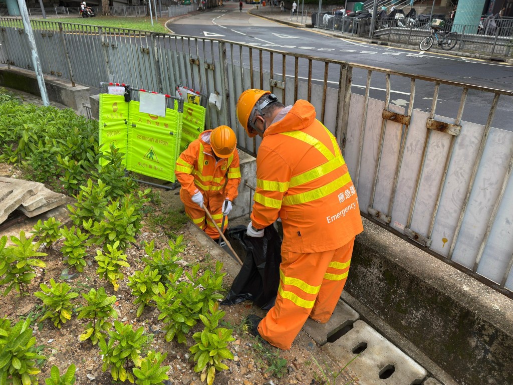 渠務署昨日起重覆巡查及清理全港約240個因淤塞而容易水浸地點。FB「下水水」圖片 渠務署昨日起重覆巡查及清理全港約240個因淤塞而容易水浸地點。FB「下水水」圖片