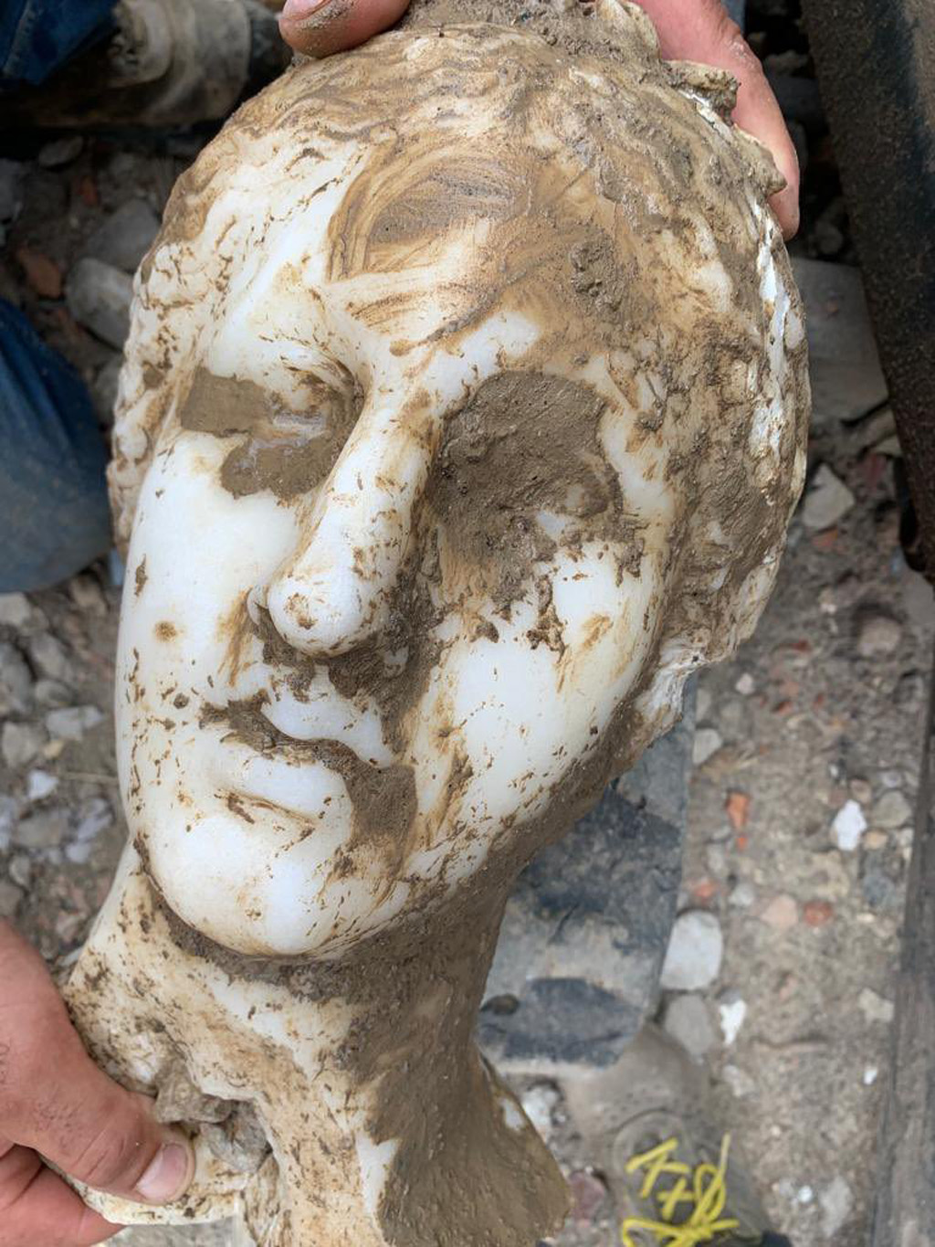 羅馬市長Roberto Gualtieri日前於Twitter，公布重建工程發現古希臘頭像。   Roberto Gualtieri Twitter