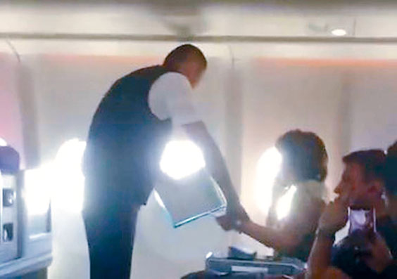 ■涉事女子致電機場公安強留旅客調查。