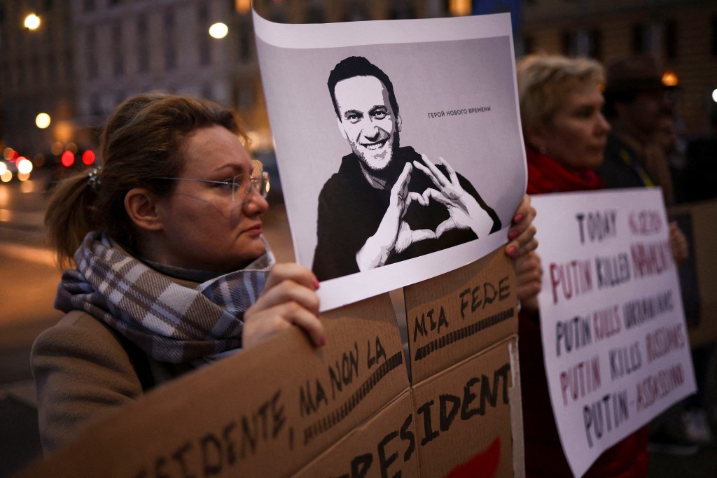 在意大利罗马，俄罗斯反对派领导人纳瓦尔尼去世后，民众参加俄罗斯驻罗马大使馆附近的示威活动。 路透社