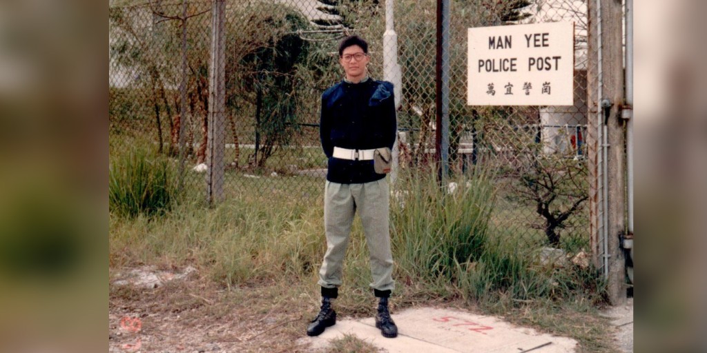 1982年首播的無綫電視劇《獵鷹》，鄧炳強因為該套逆戲加入警隊。