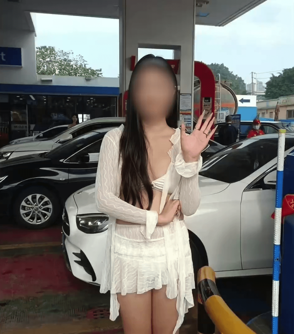 江門加油站「火辣美女」促銷，衣著性感暴露引發爭議。