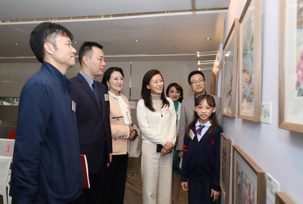 香港江蘇青年總會會長李荔細心聆聽得獎者分享創作意念和得獎感受。