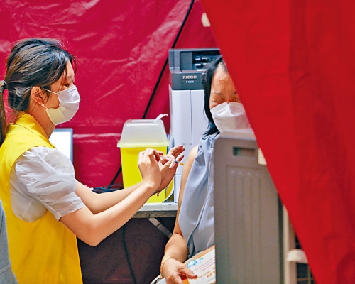 本港昨新增四宗外地輸入新冠病毒確診，當局正手加快為市民接種疫苗。