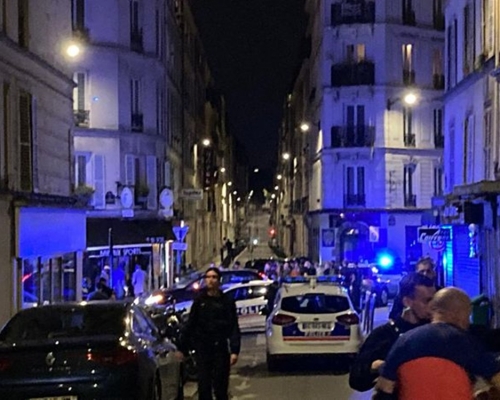 巴黎汽車撞向咖啡店事故，當局調查事故起因。網圖