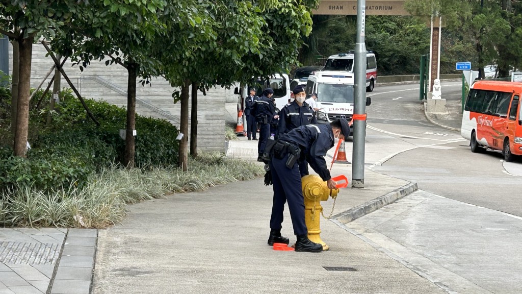 富山殮房有警員守候安排。蔡楚輝攝