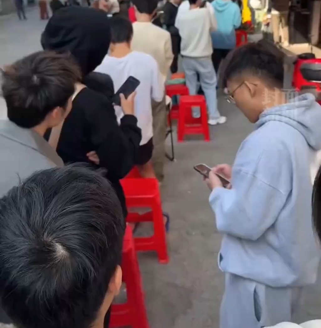 小青年排隊等理髮。