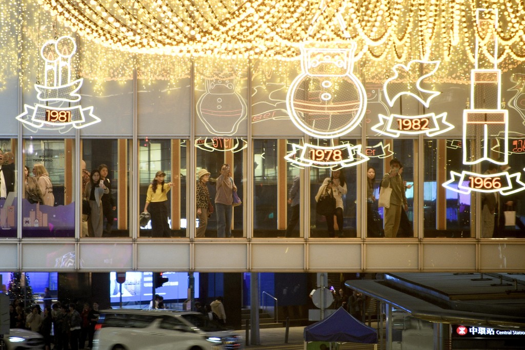 中環燈飾璀璨奪目。陳浩元攝