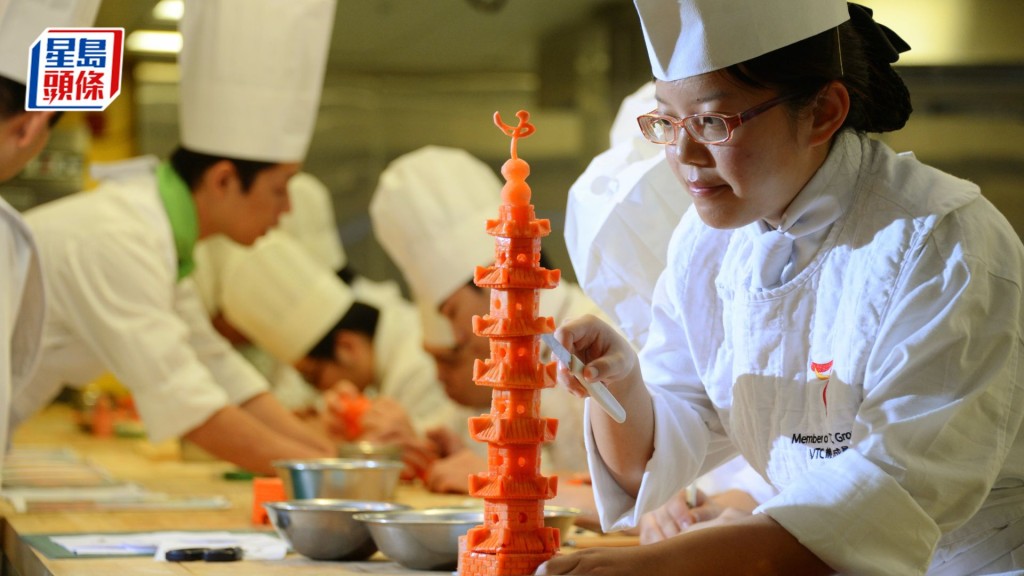 香港中華廚藝學院曾辦滿漢全席，學生示範食材雕刻。  星島資料圖