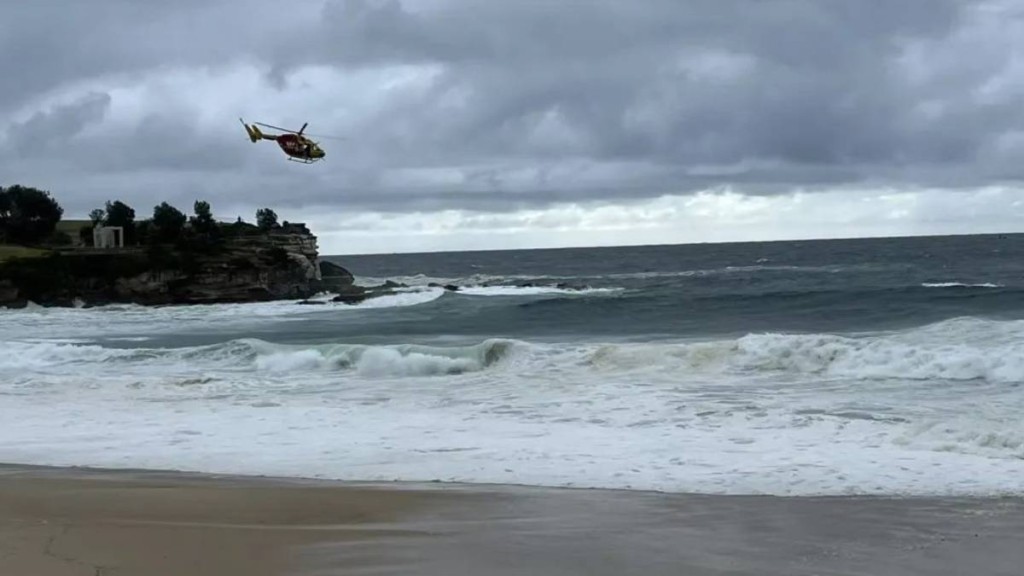 澳洲出動直升機搜索，證實被浪捲走的中國女子已死亡。Ｘ@shanghaidaily 