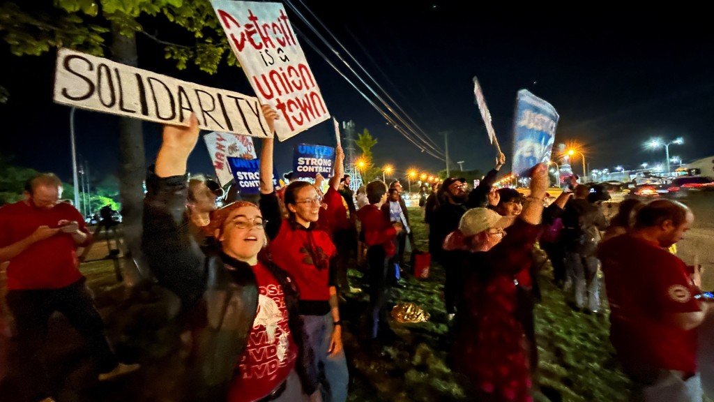 密歇根州韦恩福特车厂有数百人众集，包括罢工的工人和支持者。 路透社