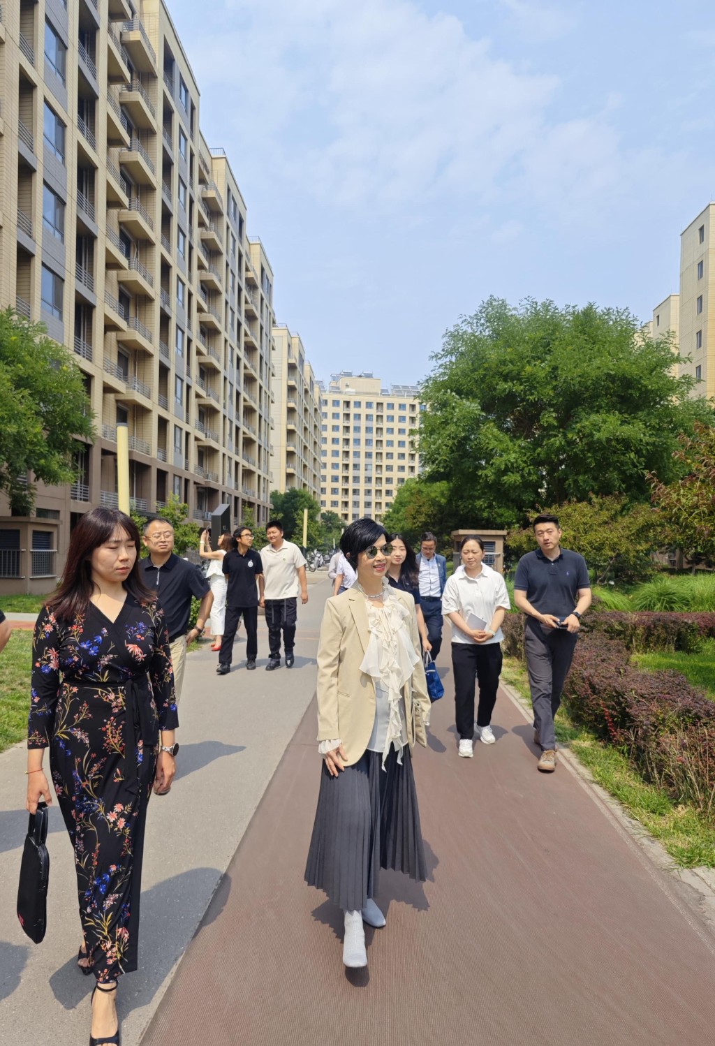 房屋局局長何永賢(中)今日(26日)實地考察北京青棠灣公租房項目。政府新聞處圖片 房屋局局長何永賢(中)今日(26日)實地考察北京青棠灣公租房項目。政府新聞處圖片