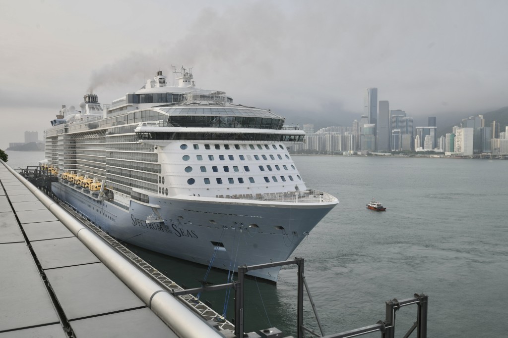 搭載4500名旅客的郵輪海洋光譜號今天（19日）再度訪港。陳浩元攝