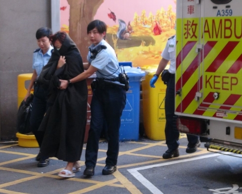 女事主（中）被送往伊利沙伯醫院治理。林思明攝