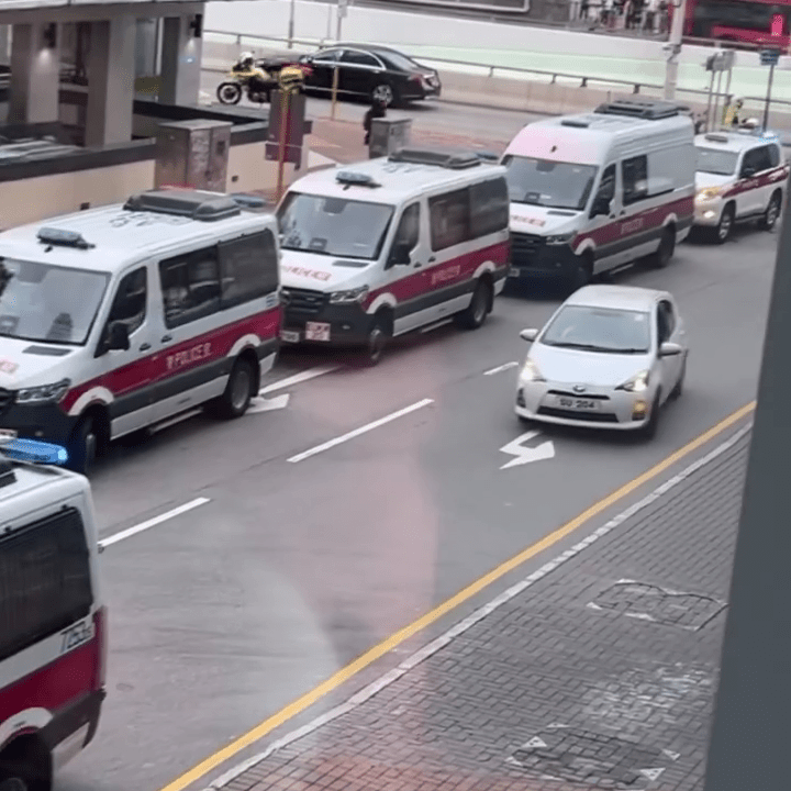 尖沙咀中間道今日傍晚多部警車停泊。Threads:manshiu__impecc 尖沙咀中間道今日傍晚多部警車停泊。Threads:manshiu__impecc