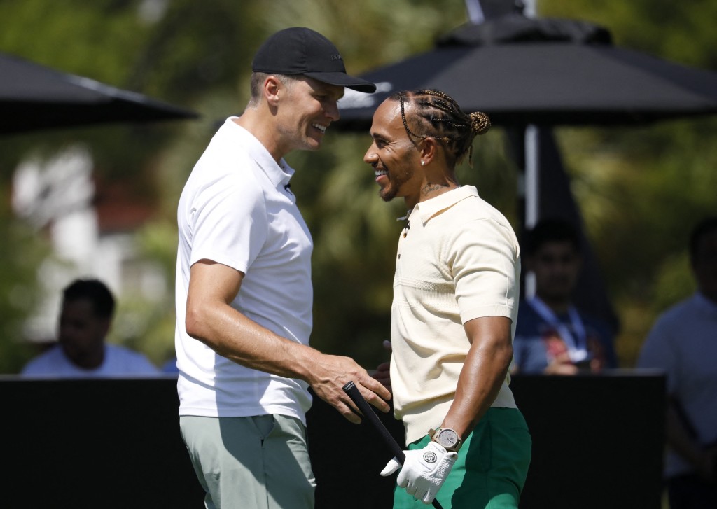 咸美顿(右)与布雷迪上演高尔夫球友谊赛。Reuters