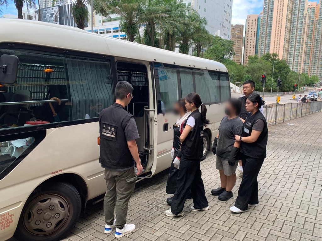 入境處拘捕6名懷疑非法勞工及5名涉嫌聘用非法勞工的僱主。