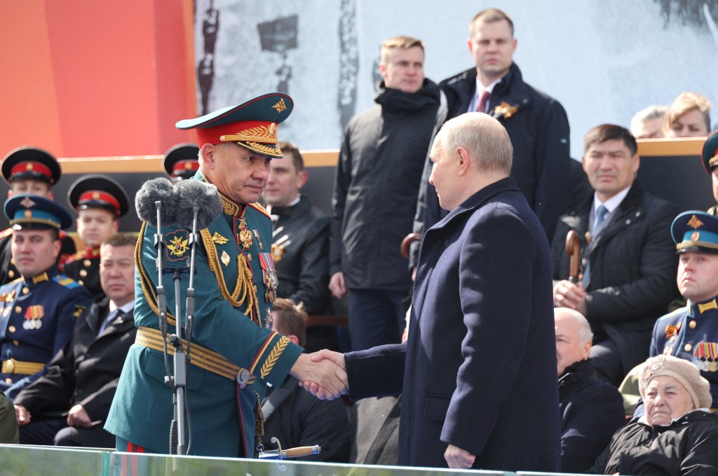 在纪念卫国战争胜利79周年仪式上，普京和绍伊古握手。路透社