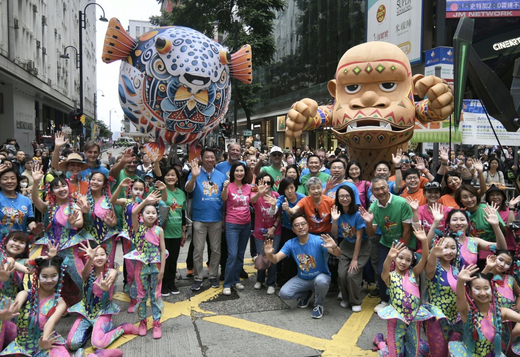 巨型鸡泡鱼木偶于去年的渣打艺趣嘉年华中与观众会面。