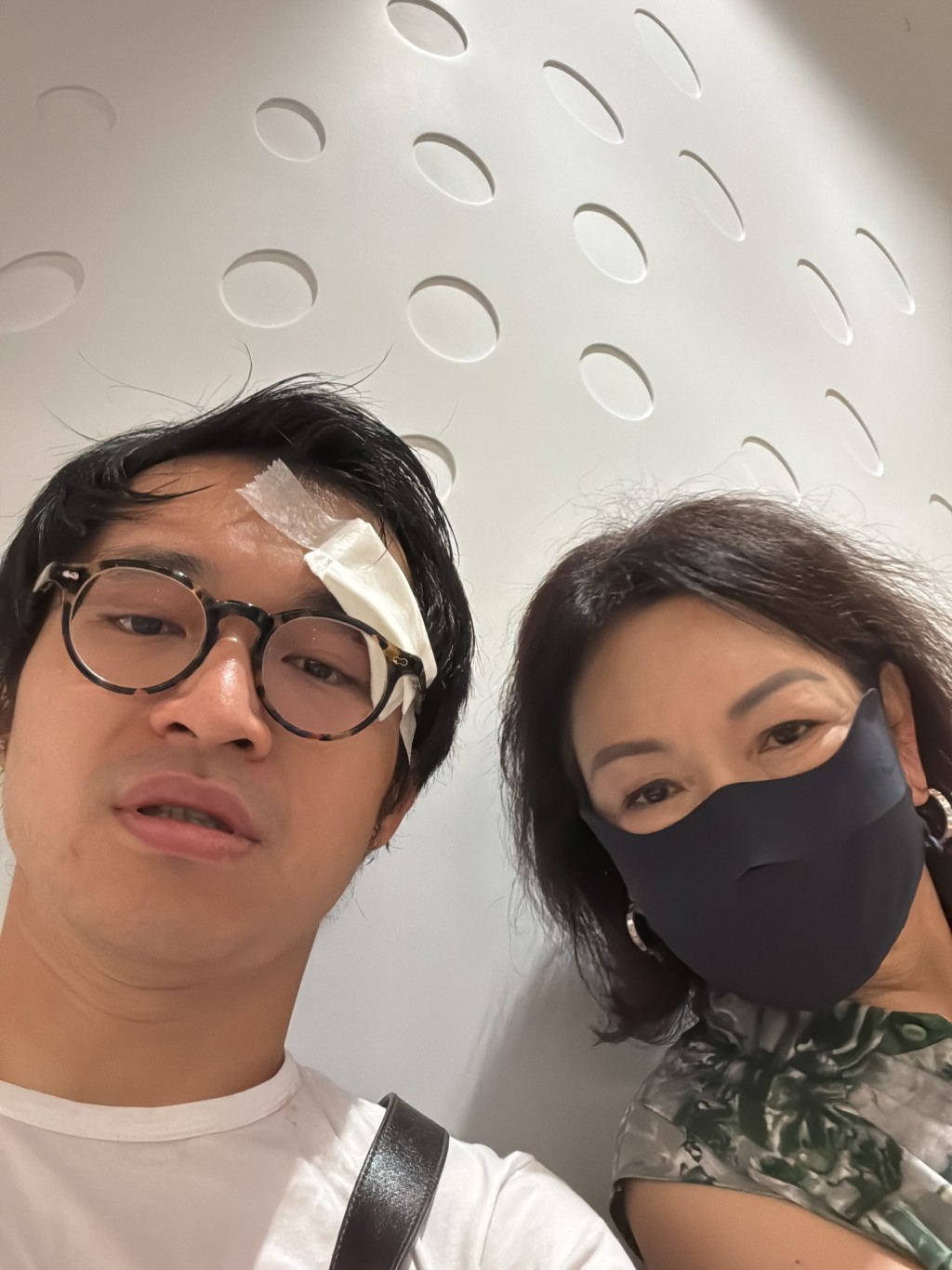 林作的母親在球場附近散步,得悉兒子受傷即陪伴到醫院。 林作的母親在球場附近散步,得悉兒子受傷即陪伴到醫院。