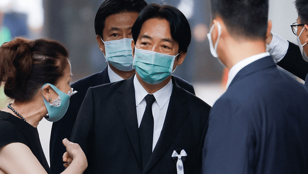 賴清德以親友身分進入增上寺弔唁安倍晉三。路透社圖片