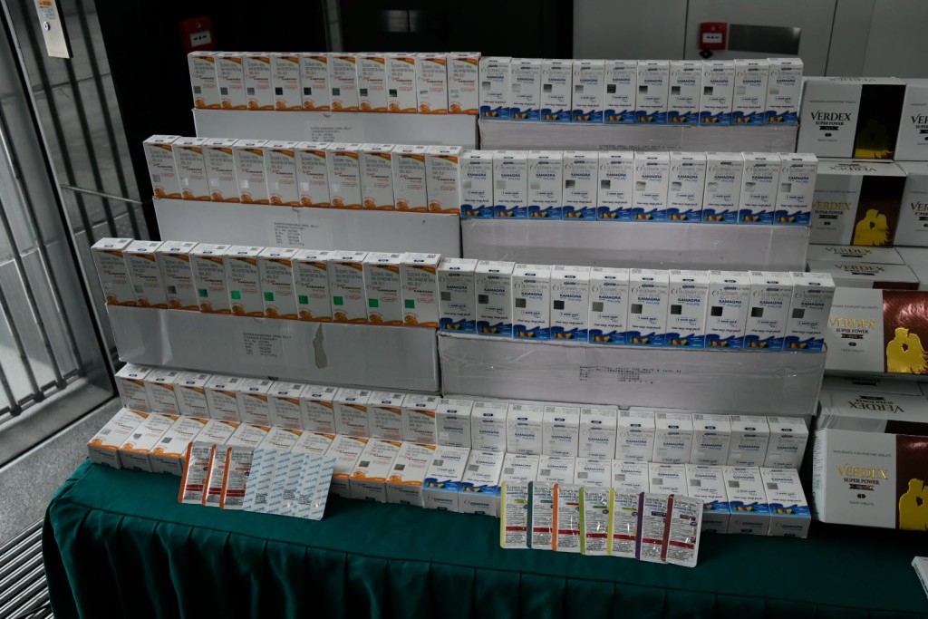 檢獲的懷疑受管制藥劑製品中,有六成為壯陽藥。 檢獲的懷疑受管制藥劑製品中,有六成為壯陽藥。